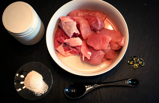Hunde barfen mit Fleisch